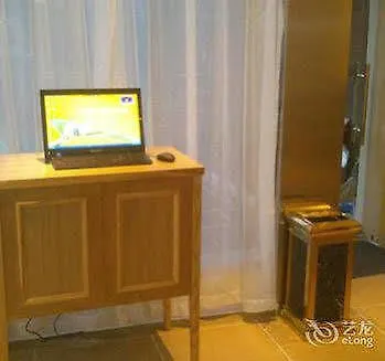 Home Inn Shanghai Hongqiao Terminal Jinshajiang Road Changfeng 2*,  Čína